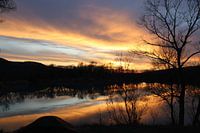 le plus beau coucher de soleil se reflétant sur un petit lac en France