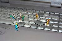 Miniaturwelt  Männer bei der Arbeit, ein Laptop-Tastatur