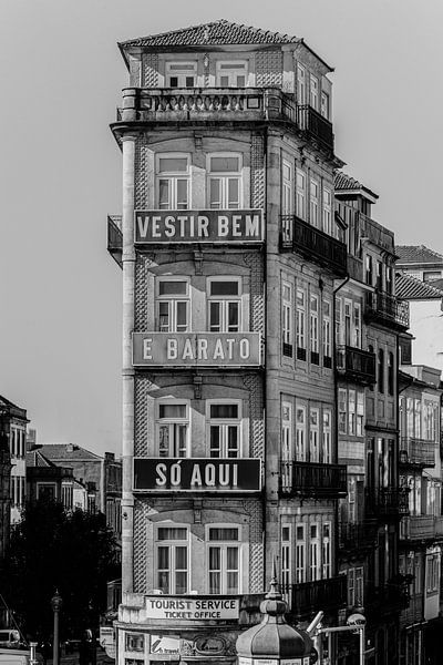 Zwart wit foto van gebouw in Porto | reisfotografie van Studio Rood