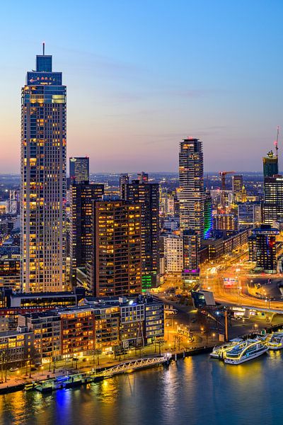 Vue nocturne du centre ville de Rotterdam à Erasmusbrug sur la nouvelle ville. par Sjoerd van der Wal Photographie