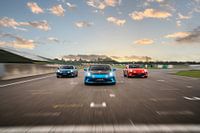 Alpine A110R und zwei A110S Modelle fahren auf der Rennstrecke von Mettet