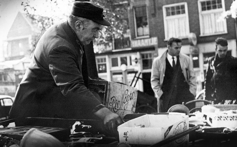 Mannen op Waterlooplein in de 60-er jaren. by PIX STREET PHOTOGRAPHY