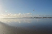 Kitesurfer met oranje kite
