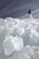 Kruiend ijs bij Vuurtoren Urk 