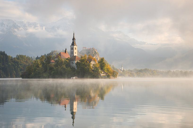 Bled See an einem schönen nebligen Morgen von iPics Photography
