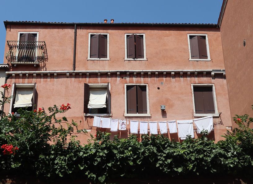Wäscheleine in Venedig von Nicole Van Stokkum