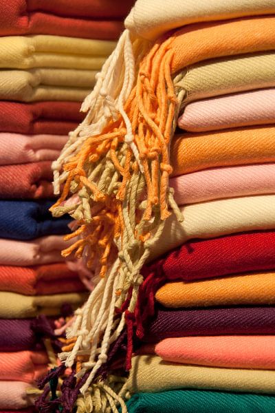 Kleurrijke doeken op de markt von Sense Photography