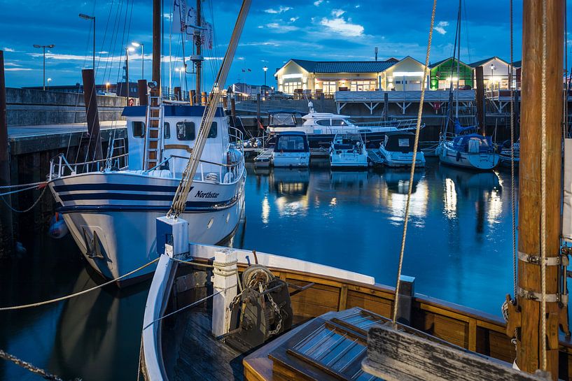 L'heure bleue dans le port de Lister, Sylt par Christian Müringer
