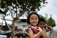 Een stralend meisje met sprankelende ogen brengt de magie van het eiland tot leven