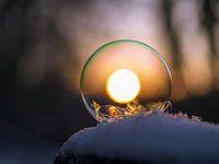Sonne in gefrierender Eisblase gefangen