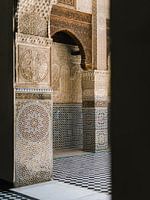 Blick durch eine Koranschule in Marokko | dekorative Architektur | Reisefotografie