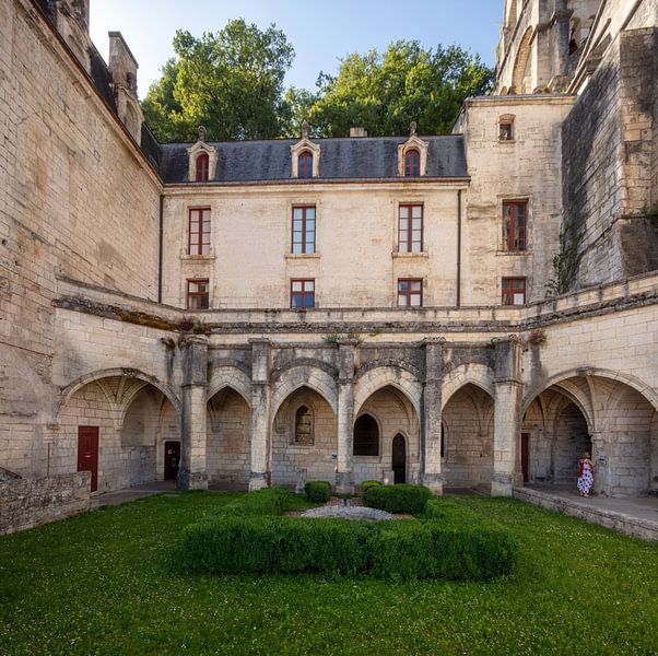 Innenhof Abtei von Brantome mit geschnitzten Höhlen, Frankreich von Joost Adriaanse