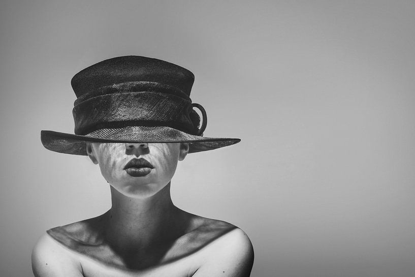 Intriguant portrait en noir et blanc d'une jeune femme en studio - Mystère et raffinement par Elianne van Turennout