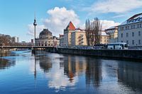Der Fernsehturm spiegelt sich in der Spree