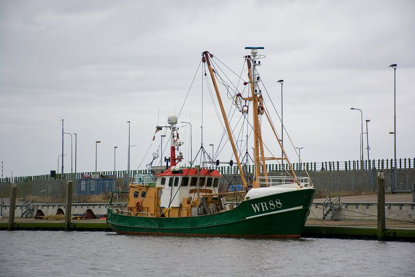 Cutter WR 88 moored in Den Oever harbour. by scheepskijkerhavenfotografie
