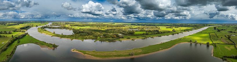 Paysage de l'IJssel avec des nuages au-dessus par Sjoerd van der Wal Photographie