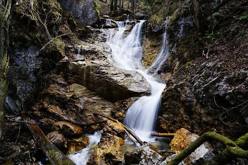 Wasserfälle in den Bergen – spektakuläre Naturfotografie voller Energie und Kraft. Jetzt Wandbild oder Leinwand kaufen und Bergwasser erleben. von Miriam Schwarzfischer Fotografie