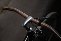 The bike handlebar in wood look.