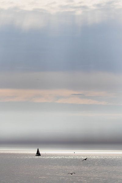 Sonnenstrahlen und Segelyacht auf See von Anne Zwagers