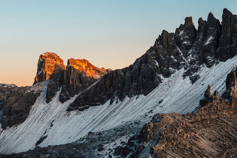 Glühender Berggipfel in den Dolomiten, Italien von Tijmen Hobbel