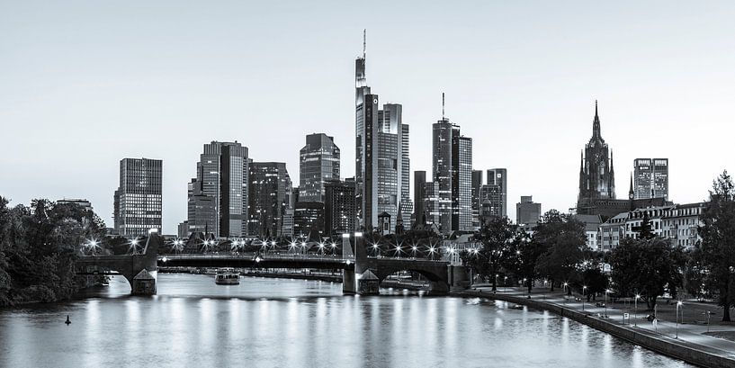 Skyline von Frankfurt am Abend - Monochrom von Werner Dieterich