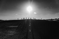 Contour van mensen over de rode zandduinen in Mui Ne Vietnam