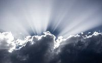 Zonnestralen in de wolken