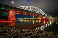 Die John-Frost-Brücke in Arnheim am Abend.