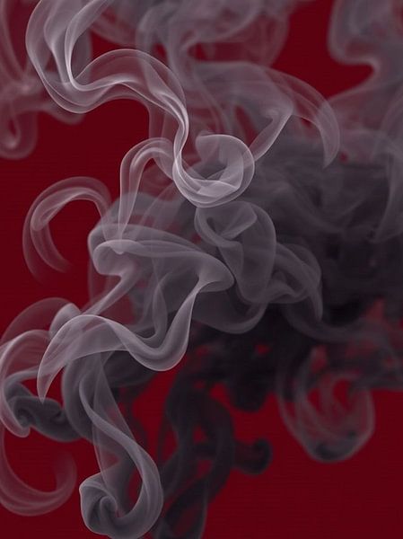 Ätherisches Geflüster: Ein Tanz aus Rauch und Schatten auf Karminrot von Artistic