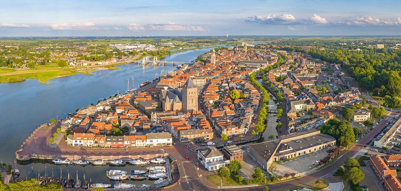 Vue aérienne de Kampen lors d'un coucher de soleil en été par Sjoerd van der Wal Photographie