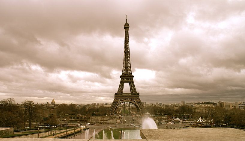 Cloudy day in Paris von Cinderella B