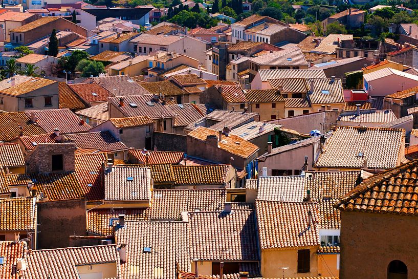 Uitzicht over de daken van het kleine middeleeuwse dorp Gruissan in het zuiden van Frankrijk. van Photo Art Thomas Klee