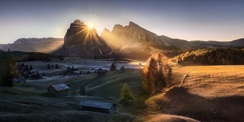 Lever de soleil sur l'Alpe de Siusi dans les Dolomites. par Voss photographie