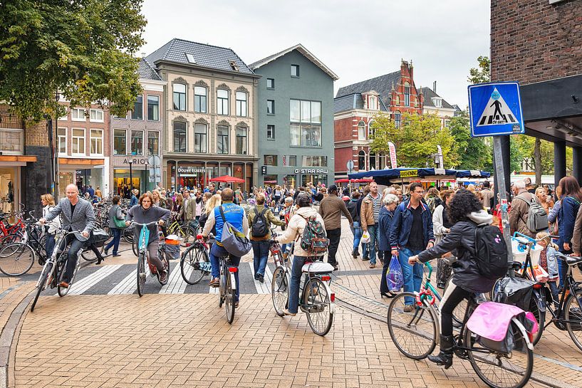 Cycling in the city of Groningen by Evert Jan Luchies