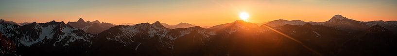 Panoramablick zum Sonnenuntergang über den Kleinwalsertaler Alpen von Leo Schindzielorz