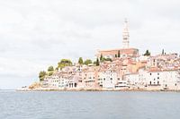 Küstenstadt mit pastellfarbenen Häusern und Kirchturm