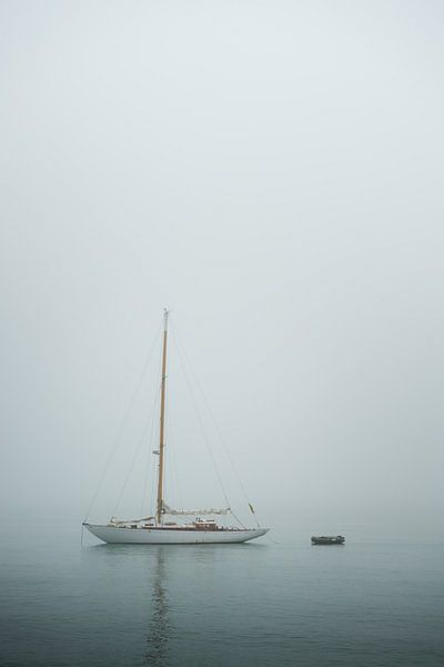 Boot im Nebel von Remco van Adrichem