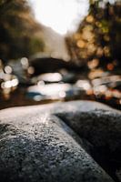 Zonnestralen ontmoeten stenen in het water