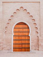 Holztür und Backsteinmauer in Marrakesch