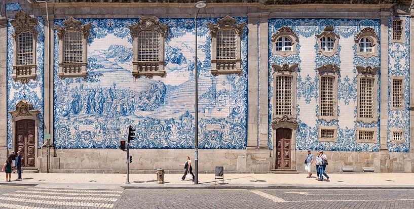Azulejos, tuiles bleues à l'Igreja do Carmo, Porto, Douro Litoral, Portugal par Rene van der Meer