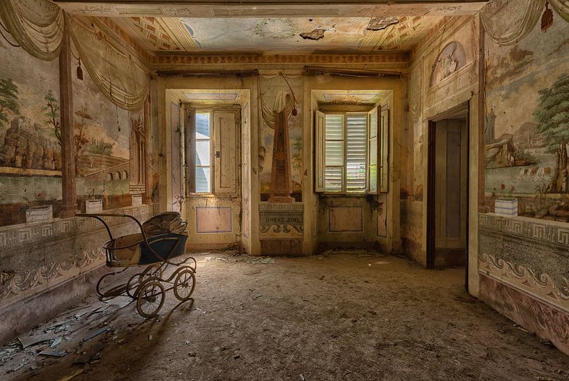 Kinderwagen in einem Raum mit Wandmalereien von Beyond Time Photography