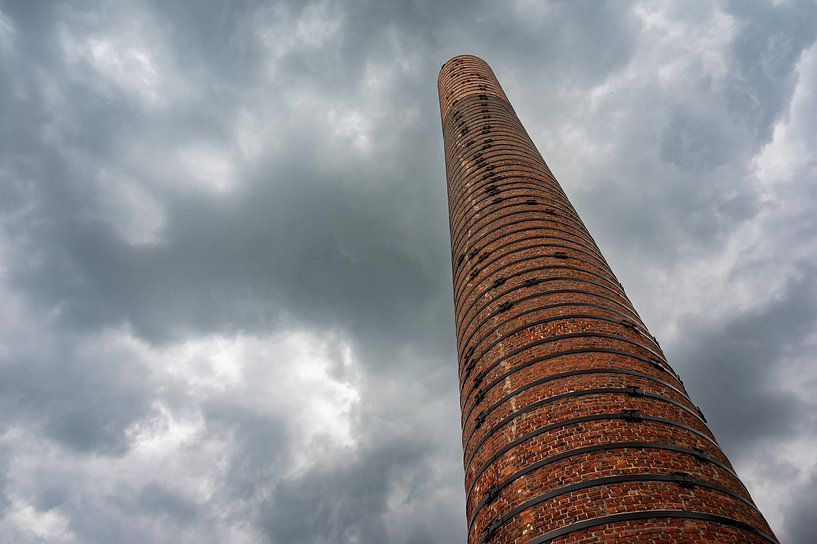 Niedriger Blickwinkel auf einen hohen Ziegelsteinschornstein von Werner Lerooy