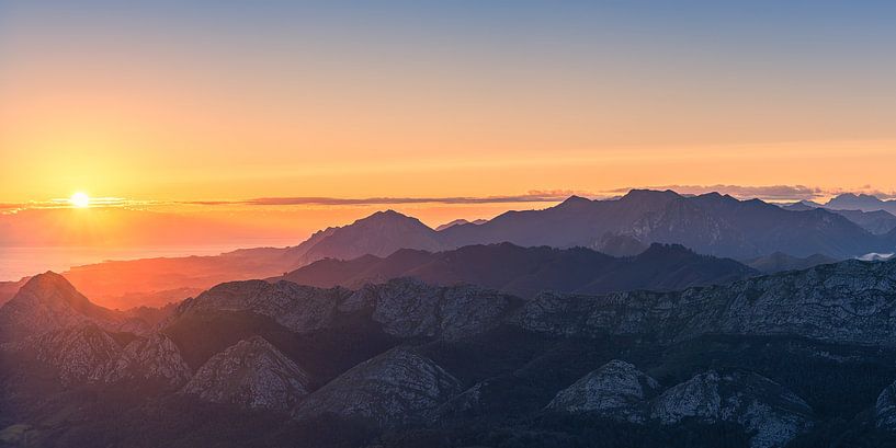 Panorama et lever de soleil Mirador del Fitu, Asturies, Espagne par Henk Meijer Photography