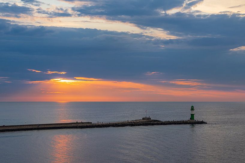 Mole an der Ostseeküste in Warnemünde am Abend von Rico Ködder