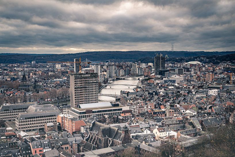 Blick über eine bewölkte Skyline der Stadt Lüttich von der Zitadelle von Daan Duvillier | Dsquared Photography