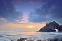 Temple sur le rocher au bord de la mer