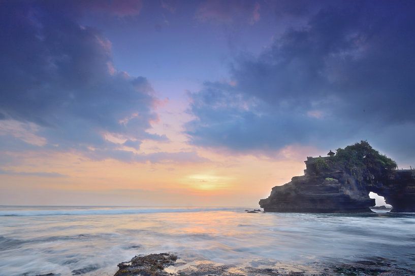 Tempel auf dem Felsen am Meer von Olivier ter Horst