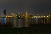 Skyline von Roermond bei Nacht während des Hochwassers der Maas