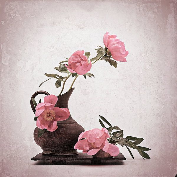 Romantisch, Stillleben mit Pfingstrosen. von Saskia Dingemans Awarded Photographer