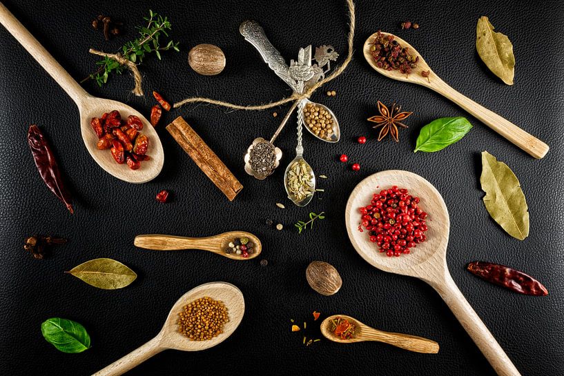 Kräuter und Gewürze mit Holzlöffeln von Carola Schellekens